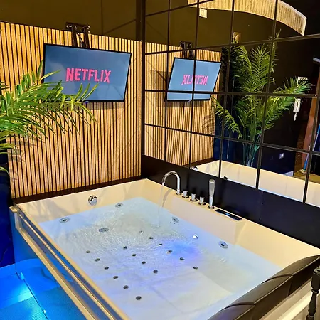 Ama Esclusive Madama Nyaraló *